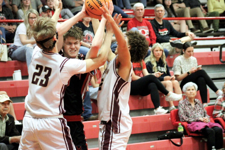'Curveball': Williamstown eliminates Ravenswood, 57-48, after power outage leads to site change